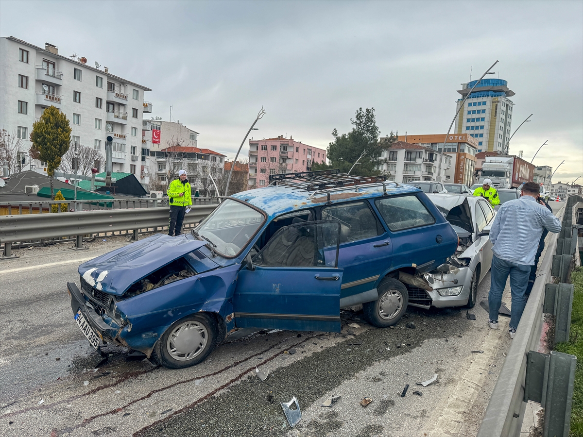 Aa 20260205 40467015 40467013 Usakta 3 Otomobilin Carpismasi Sonucu 4 Kisi Yaralandi (1)