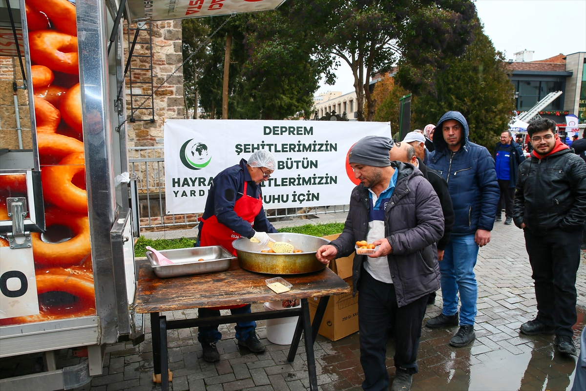Aa 20260206 40477354 40477350 Izmir Ve Usakta Kahramanmaras Merkezli Depremlerde Hayatini Kaybedenler Anildi (1)