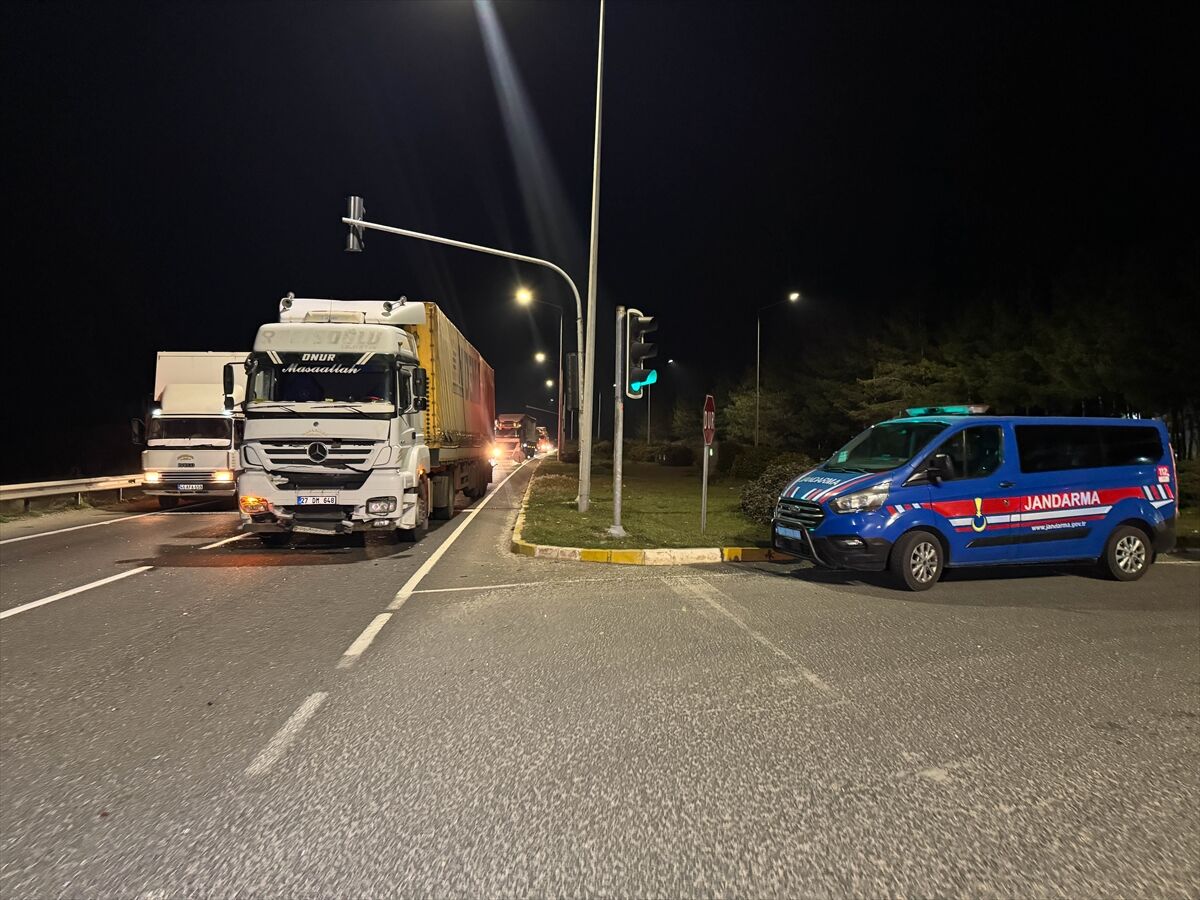 A A 20260316 40843217 40843215 U S A K T A T I R I N C A R P T I G I O T O M O B I L D E K I 4 K I S I Y A R A L A N D I