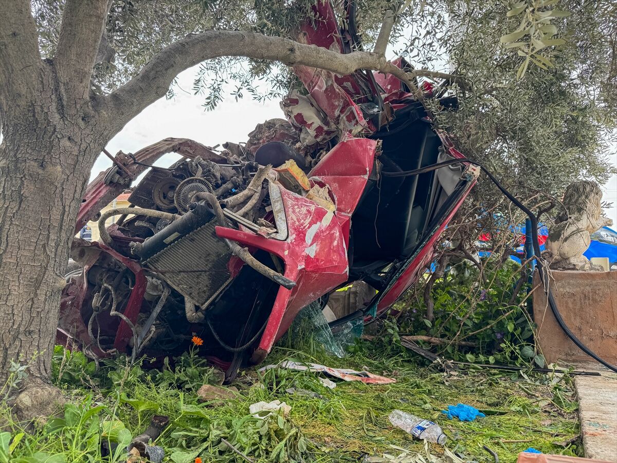 Uşak Ulubey İnay'da bahçe duvarına çarpan otomobildeki Hikmet Demirtaş hayatını kaybetti