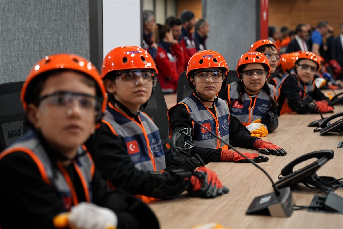 A A 20260423 41190827 41190814 I Z M I R D E D E P R E M T A T B I K A T I N I 23 N I S A N D O L A Y I S I Y L A C O C U K L A R Y O N E T T I