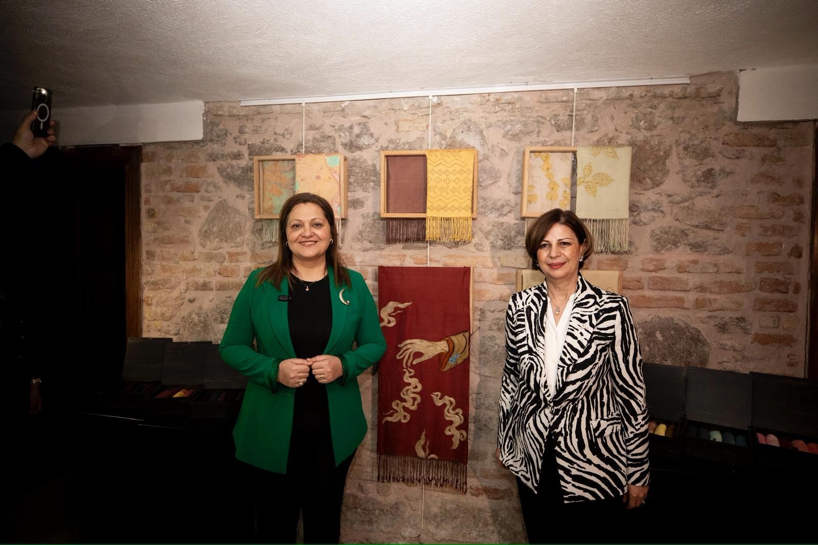 Afyonkarahisar Eskişehir Ipek Sergisi Burcu Köksal Eskişehir Belediyesi Başkanı (1)