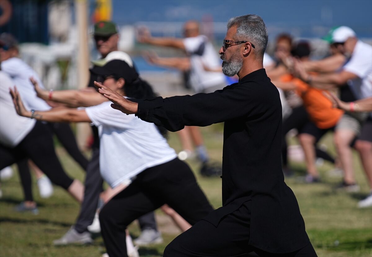 Aa 20260723 42045465 42045445 Tai Chi Dersleri Denge Ve Huzur Arayanlari Sahilde Bulusturuyor (1)