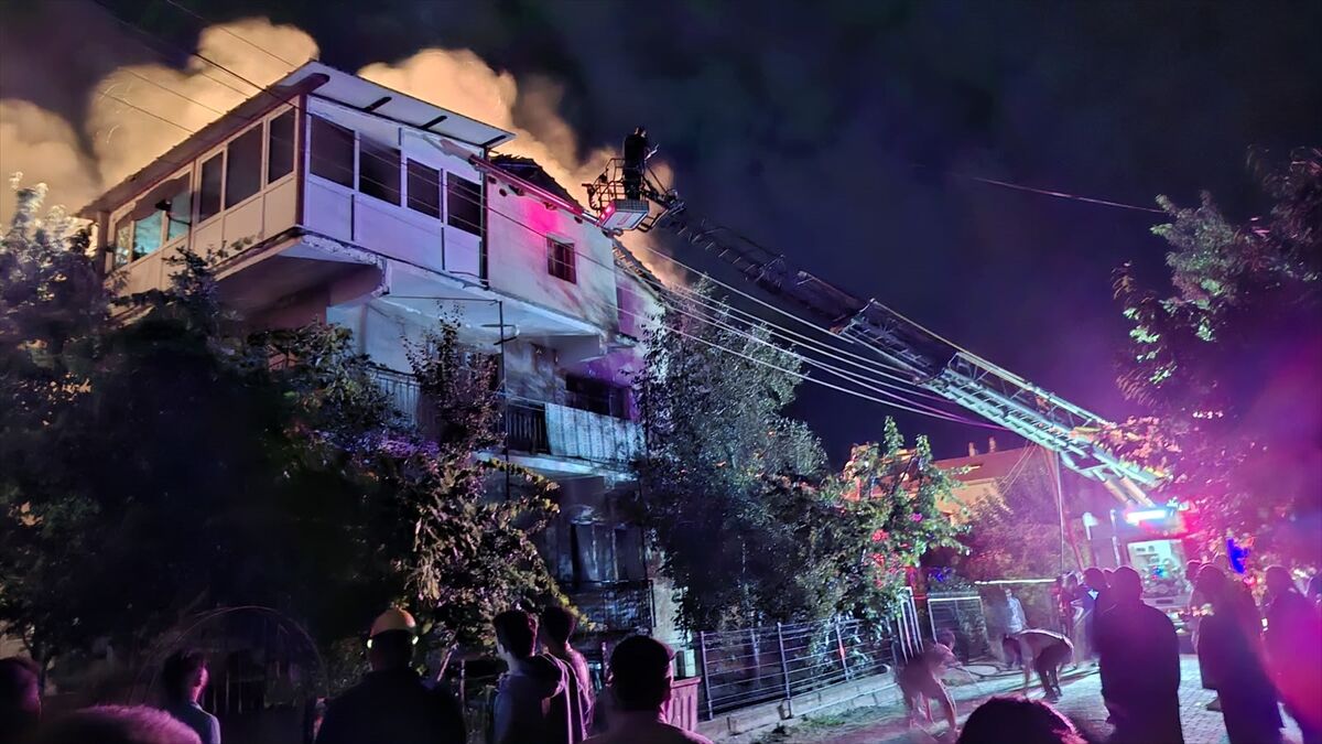 Aa 20260725 42060355 42060352 Banazda Evin Catisinda Cikan Yangin Sonduruldu (1)