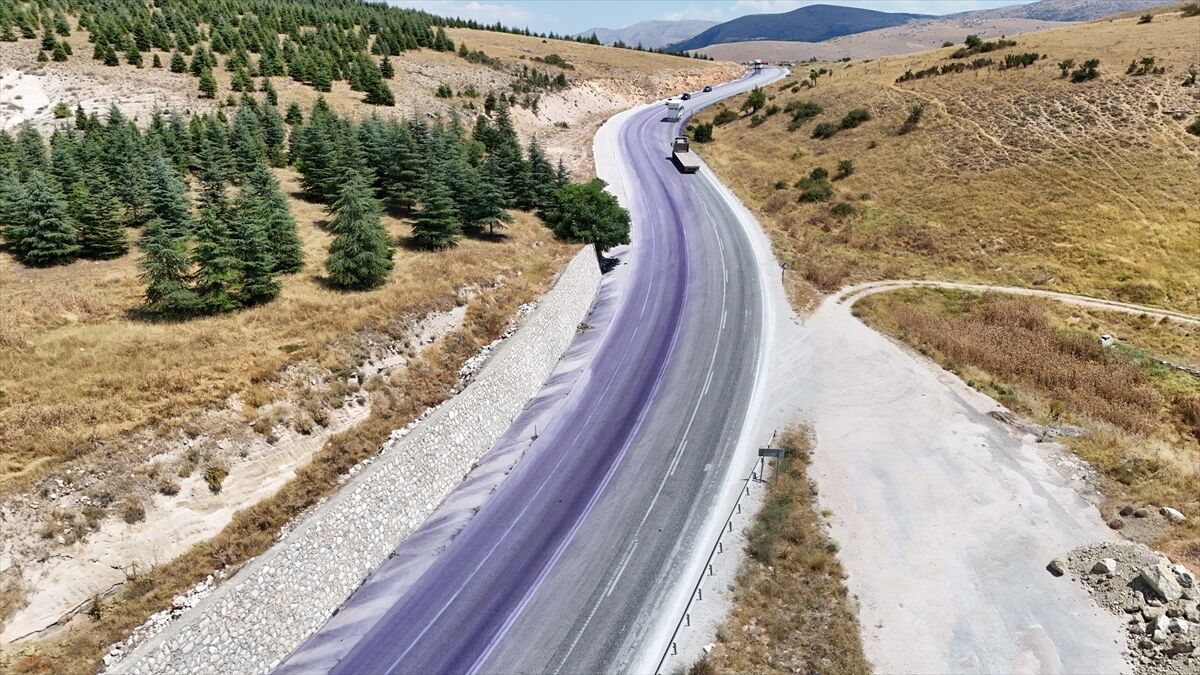 Aa 20260818 42240841 42240839 Afyonkarahisarda Tirdan Karayoluna Dokulen Boyanin Temizligi Suruyor (1)