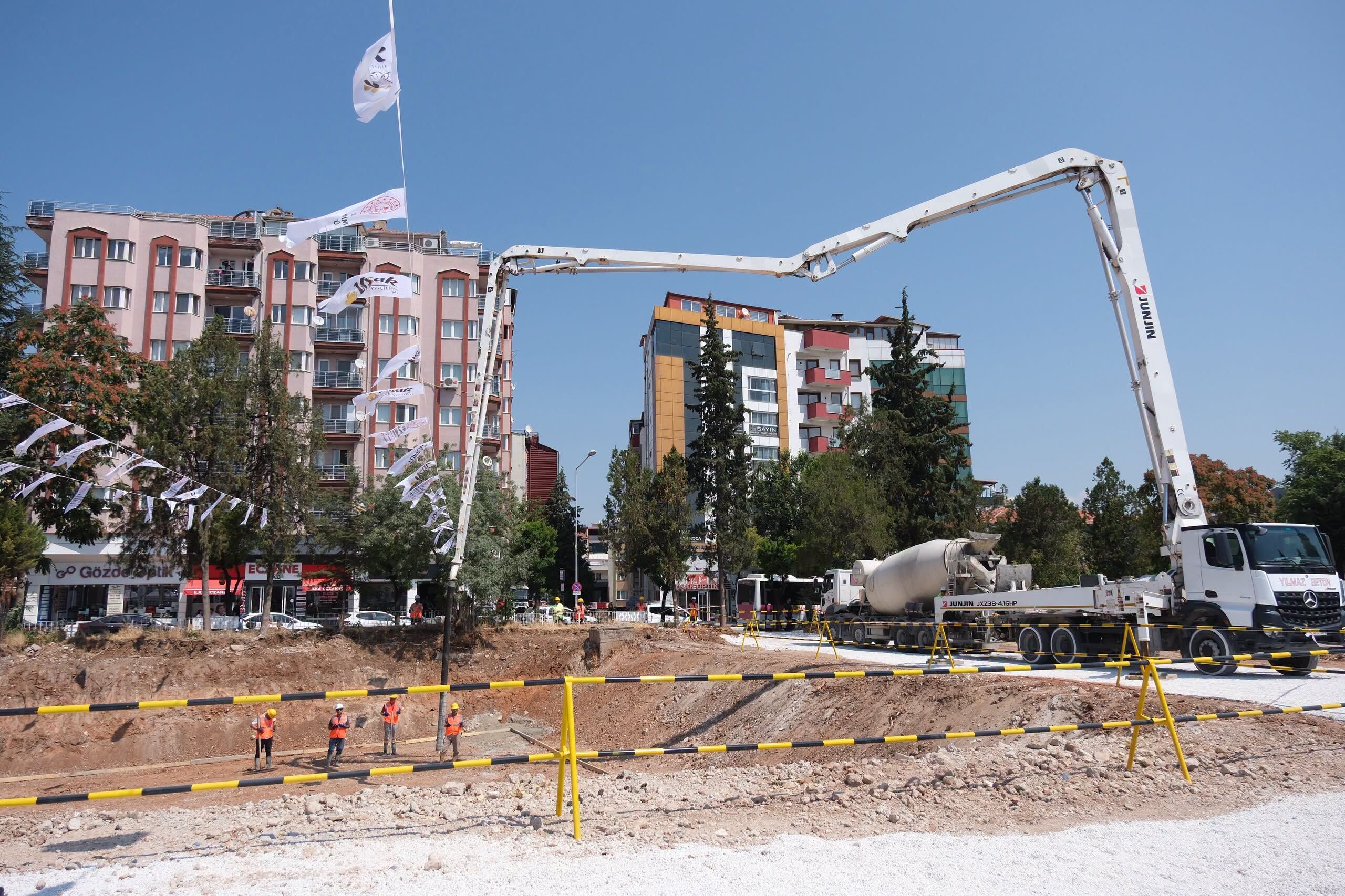 Uşak Öğretmenevi Inşaatı Temel Atma (3)