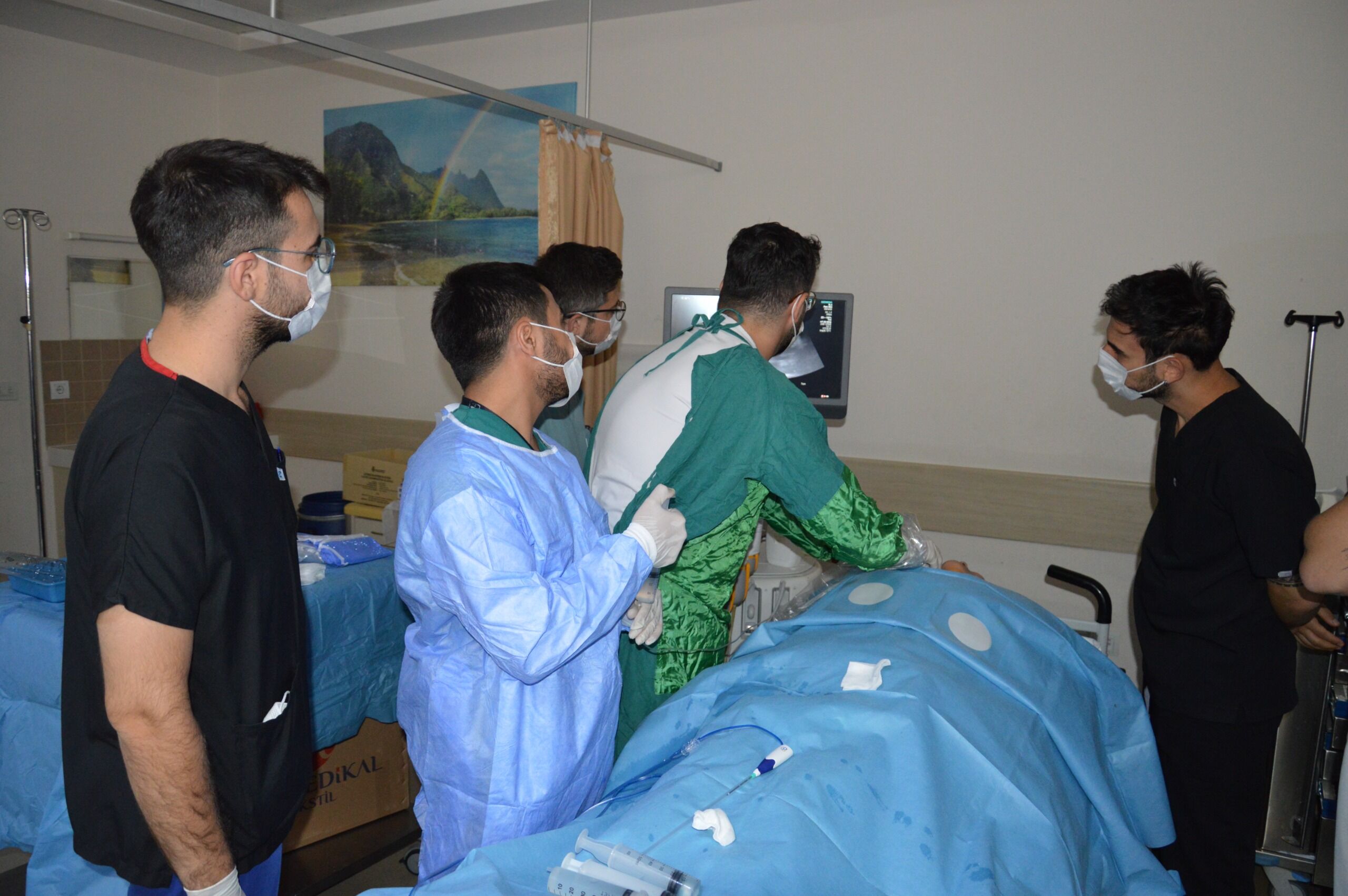 Uşak Eğitim ve Araştırma Hastanesi'nde tiroid operasyonlarında bir ilke imza atıldı