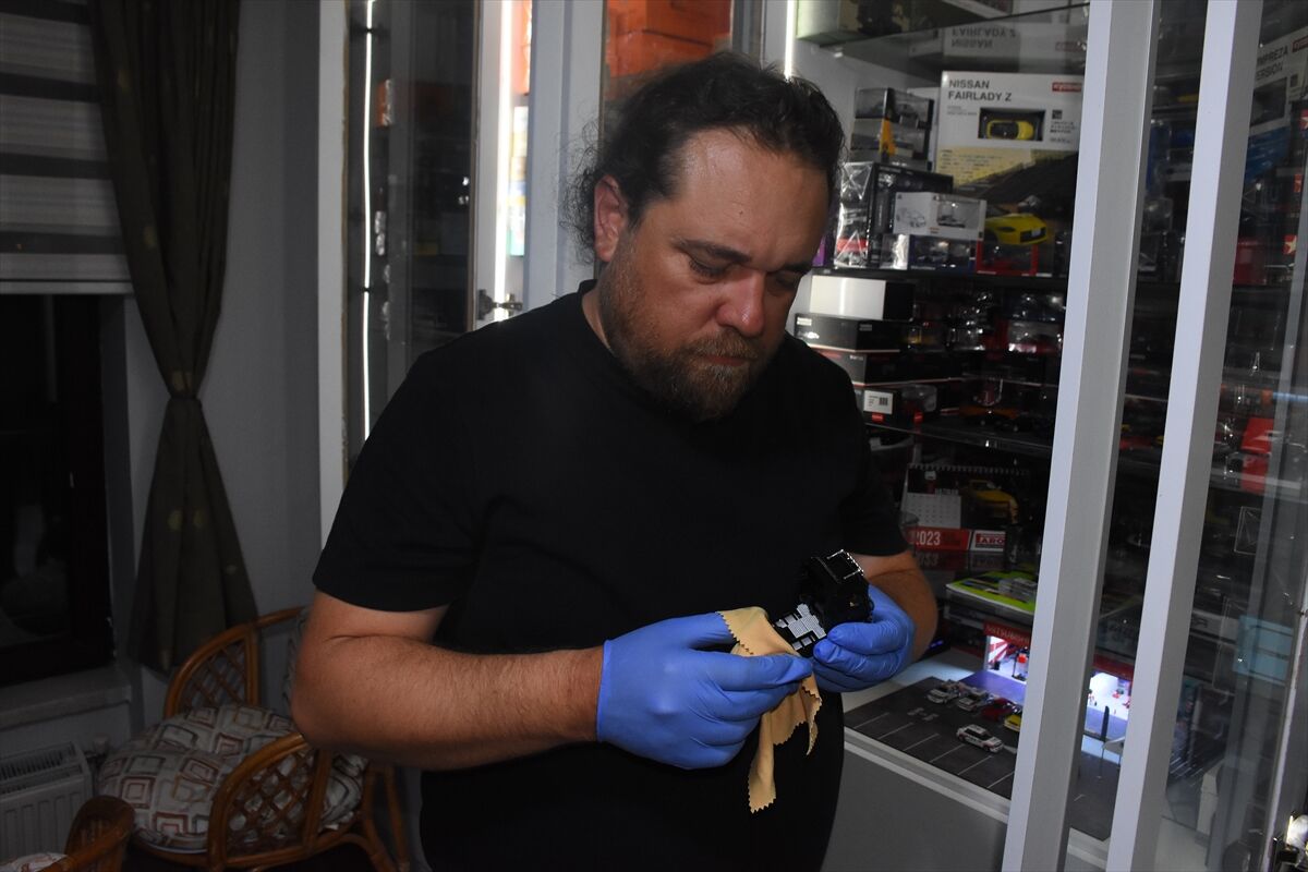 Afyonlu Barış Kazak'ın otomobil merakı dev bir koleksiyona dönüştü