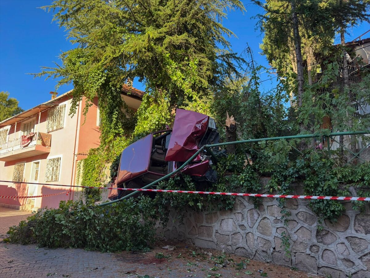 Uşak Aybey Mahallesi Eroğlu sokakta kaza yapan araç duvarda asılı kaldı