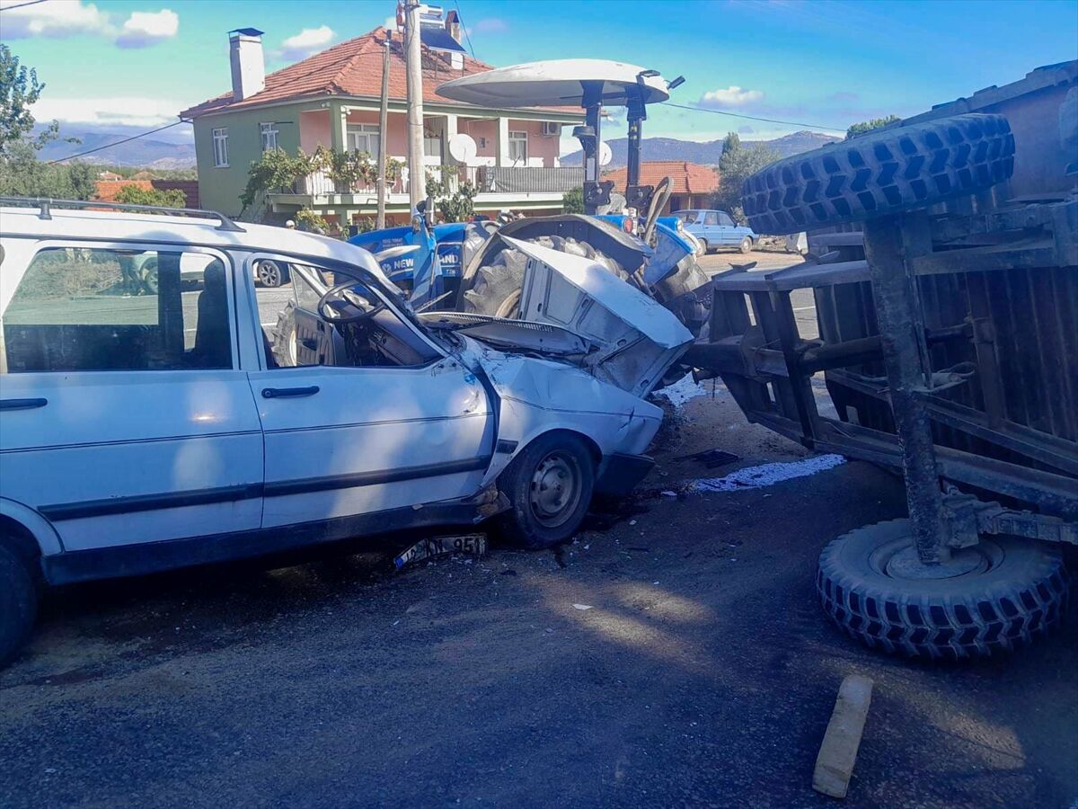 Uşak Eşme'de dönen traktöre çarpan sürücü ağır yaralandı