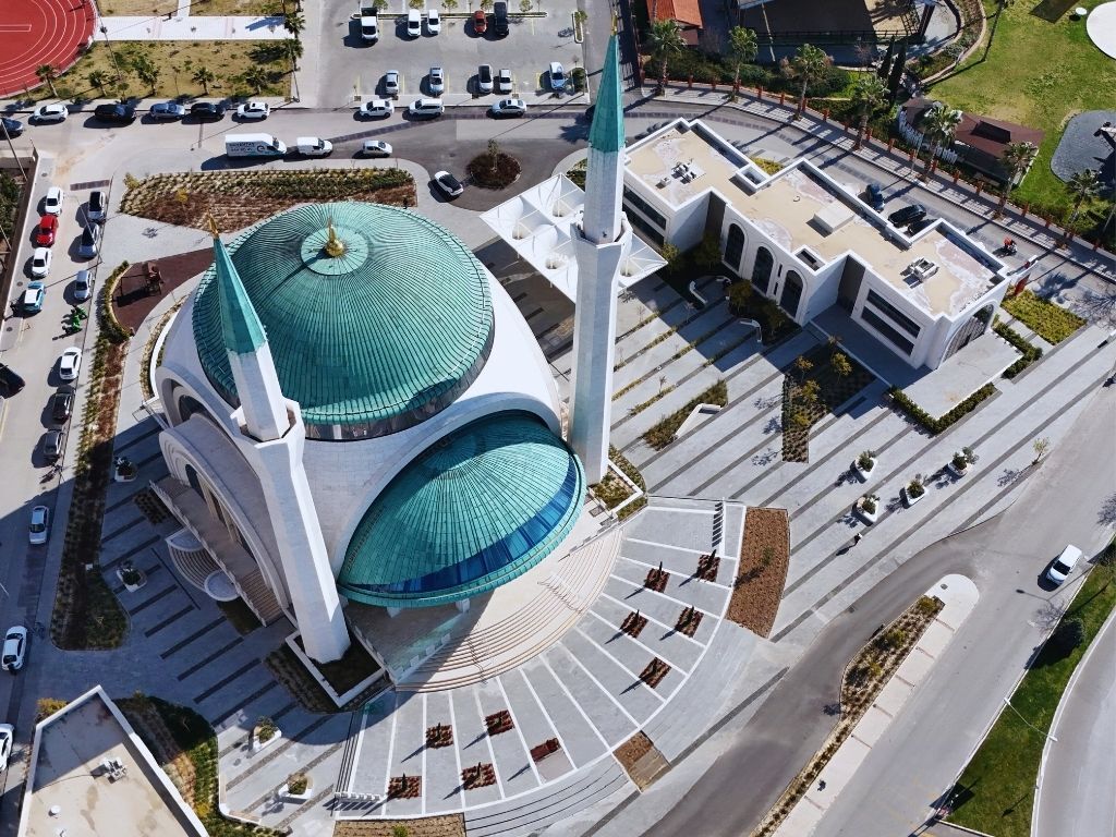 Uşak'ın merkezine 2 bin 500 kişilik caminin öncelik olup olmadığını sordu