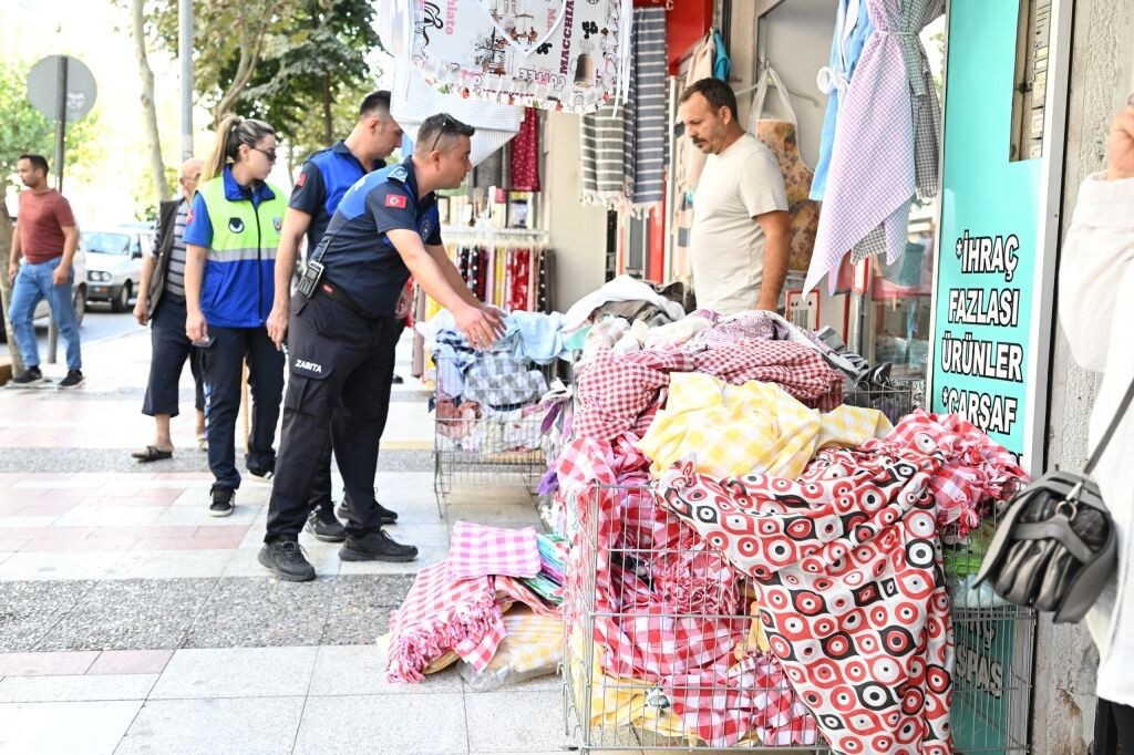 Yunusemre'de yaya geçişini engelleyen tabelalara müdahale