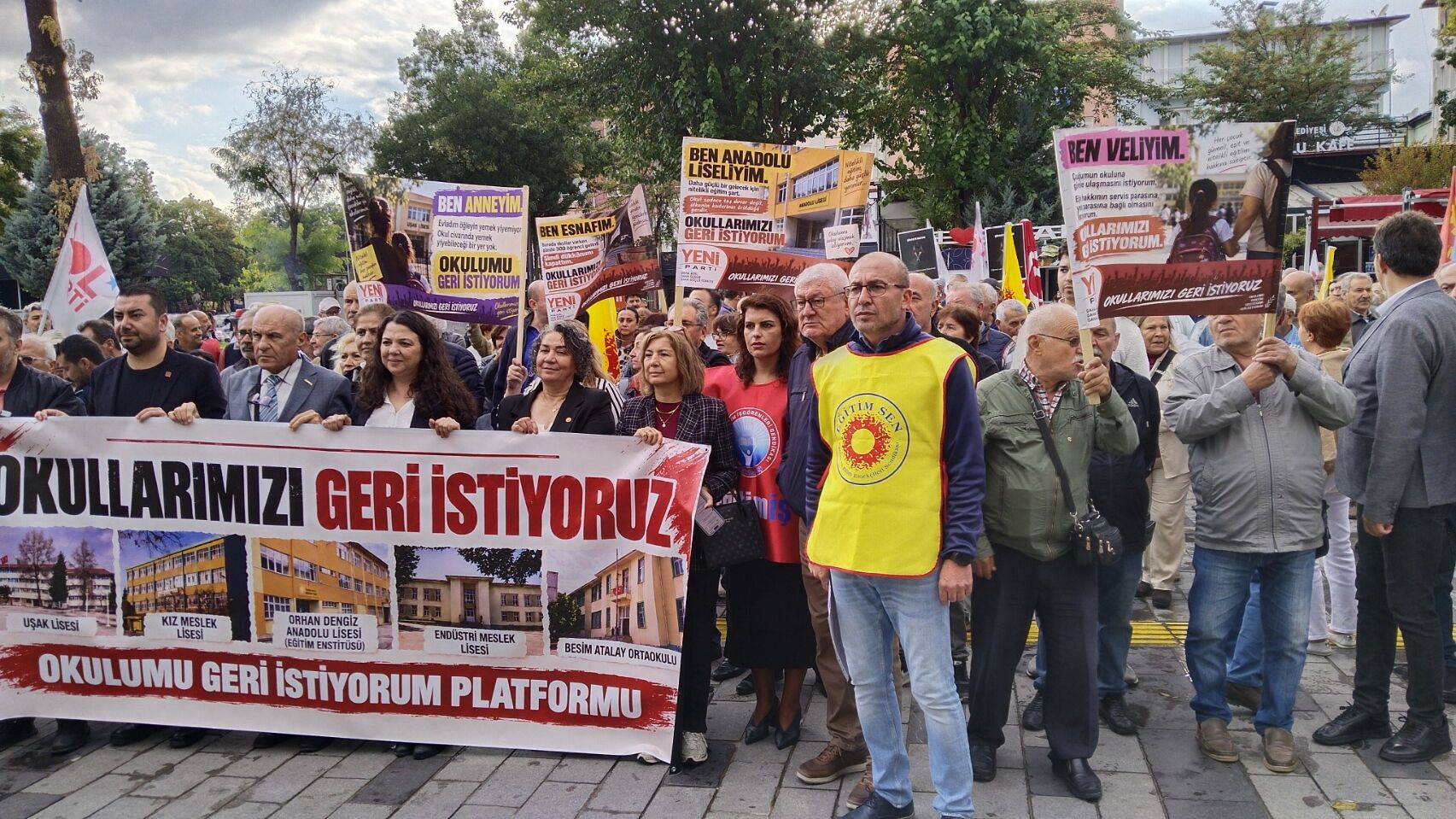 Okul Uşak Lisesi Sendika Deniz Erutnuç Bülent Gün (3)