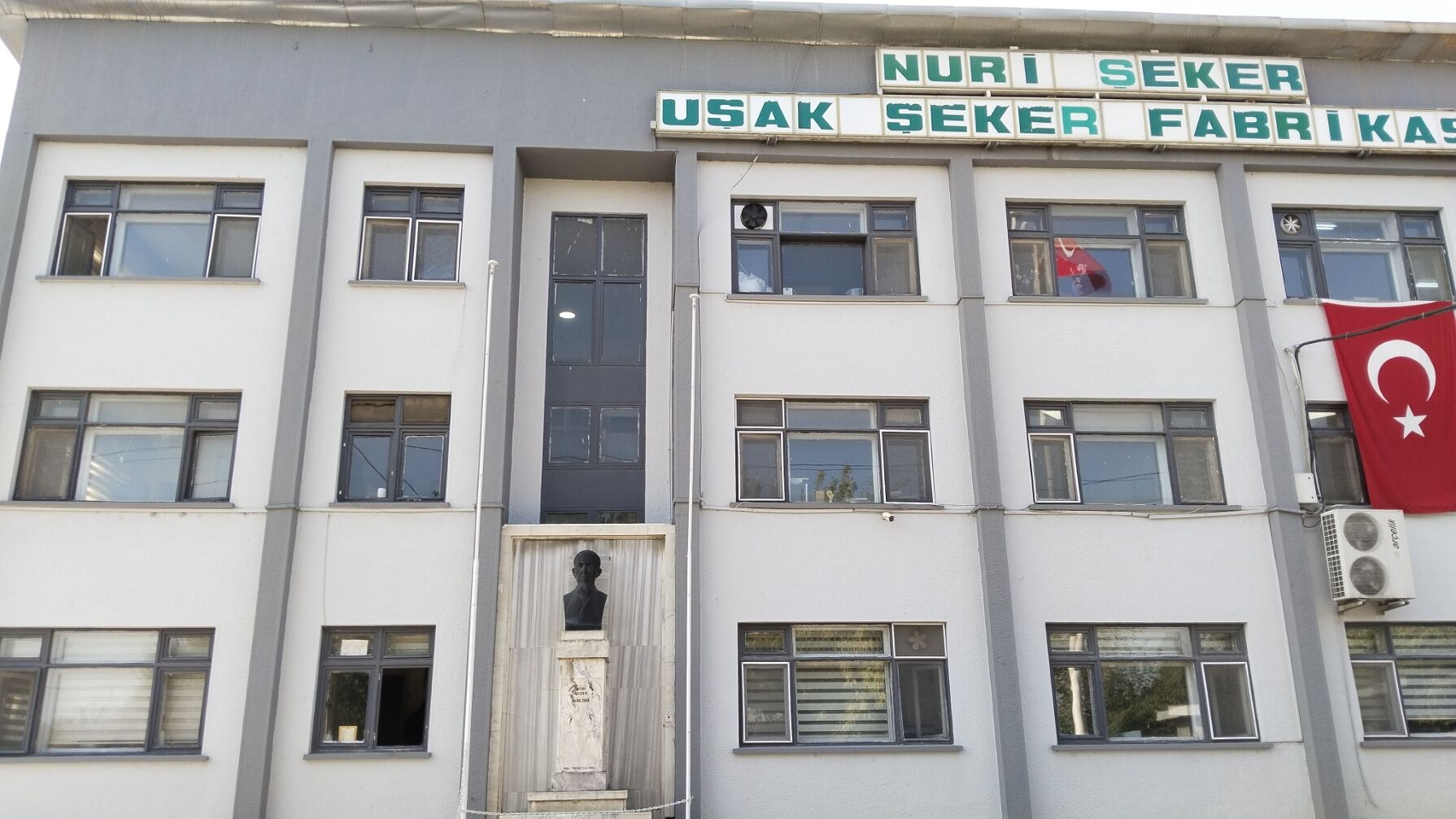 Nuri Şeker'in Uşak Şeker Fabrikası önündeki doğum günü hatalı