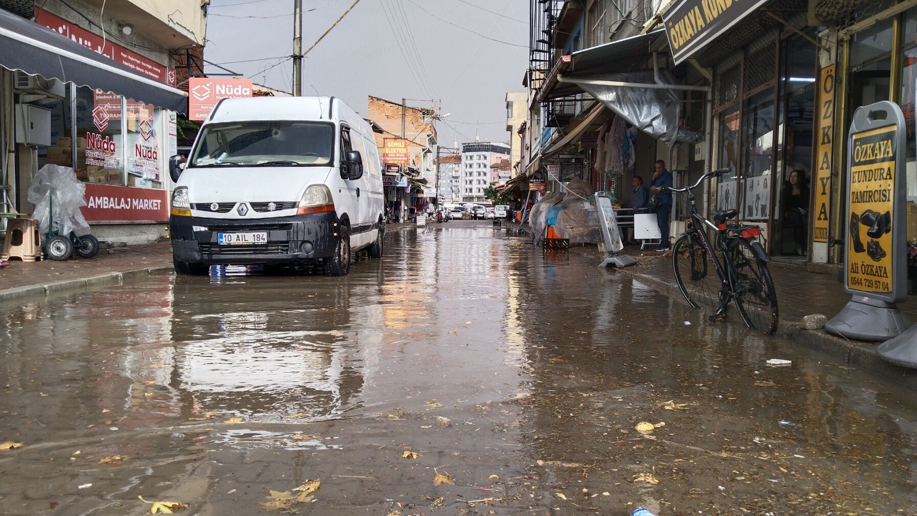 Uşak'ta yaklaşık 20 dakika süren şiddetli sağanak yağış ortalığı göle çevirdi!