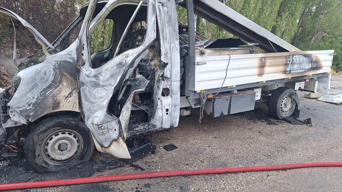 Sandıklı Başağaç köyünde seyir halindeki kamyonet yandı