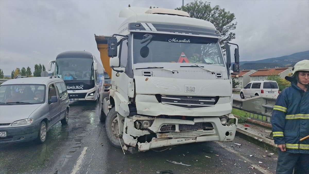 Kütahya ve Eskişehir yolunda 5 aracın karıştığı zincirleme kazada 1 kişi yaralandı