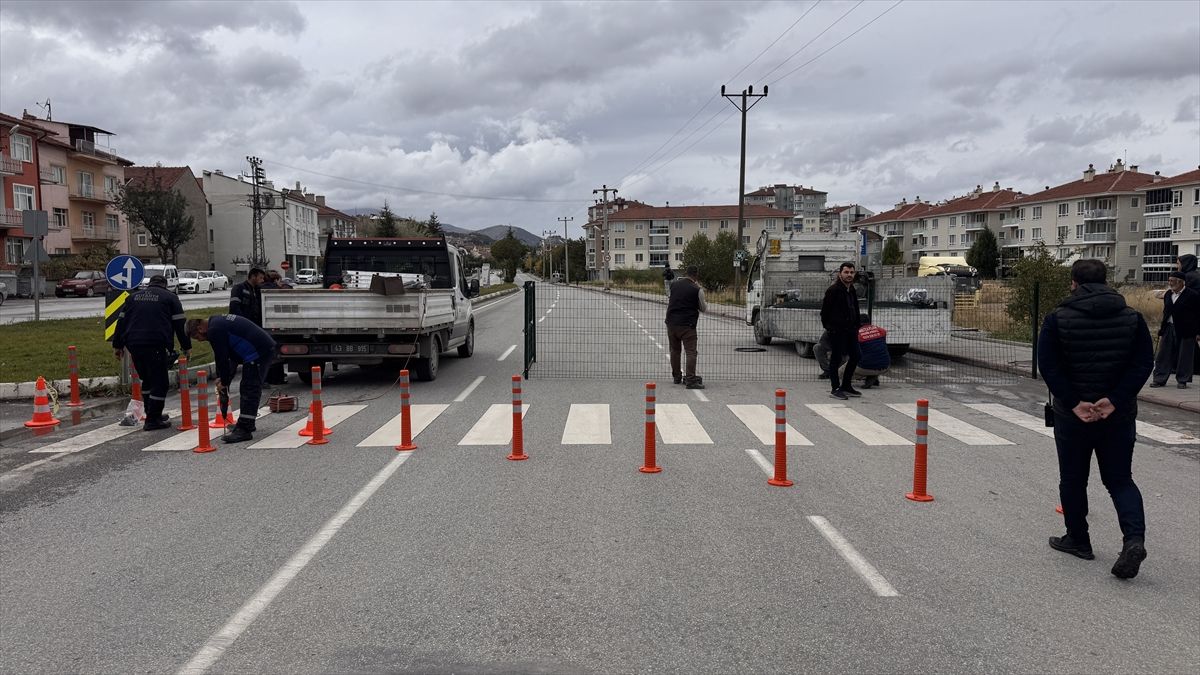 Kütahya Yunus Emre Caddesindeki geçtiği arazinin tapu sahibi mahkemeyi kazanınca yolun bir bölümü kapandı