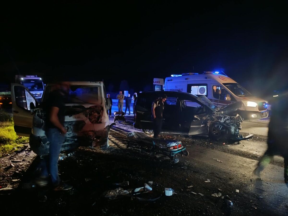 Selendi kavşağına yakın bir noktada zincirleme kaza!