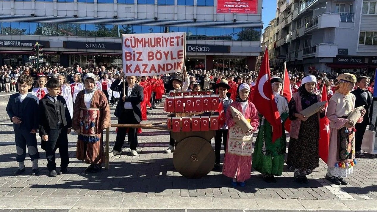 Uşak'ta 103'üncü yıl coşkusu yaşanacak! Bayram tatili yarın öğleden sonra başlayacak!