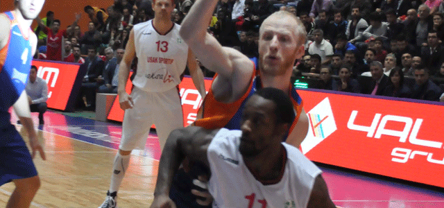 Rakibini kendi sahasında yendi