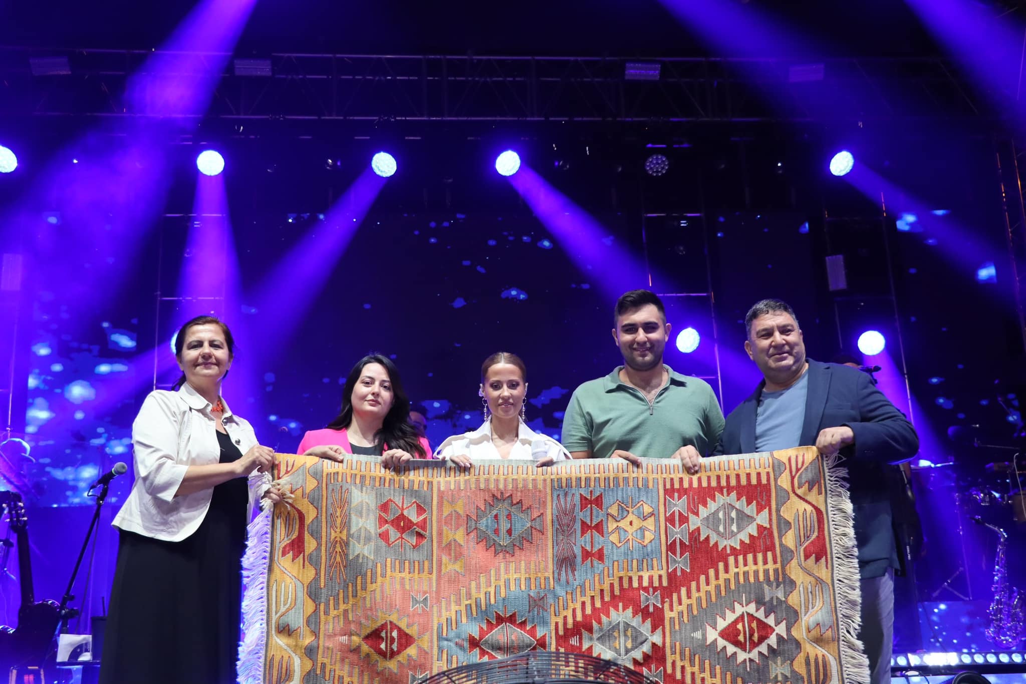 Derya Uluğ, Eşme'de bir birinden güzel şarkılar seslendirdi